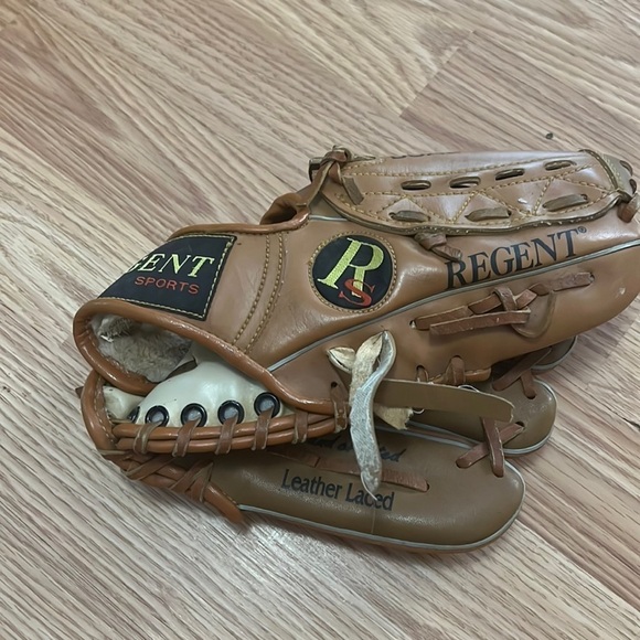 Regent Baseball Left Handed Glove Youth - Picture 1 of 3